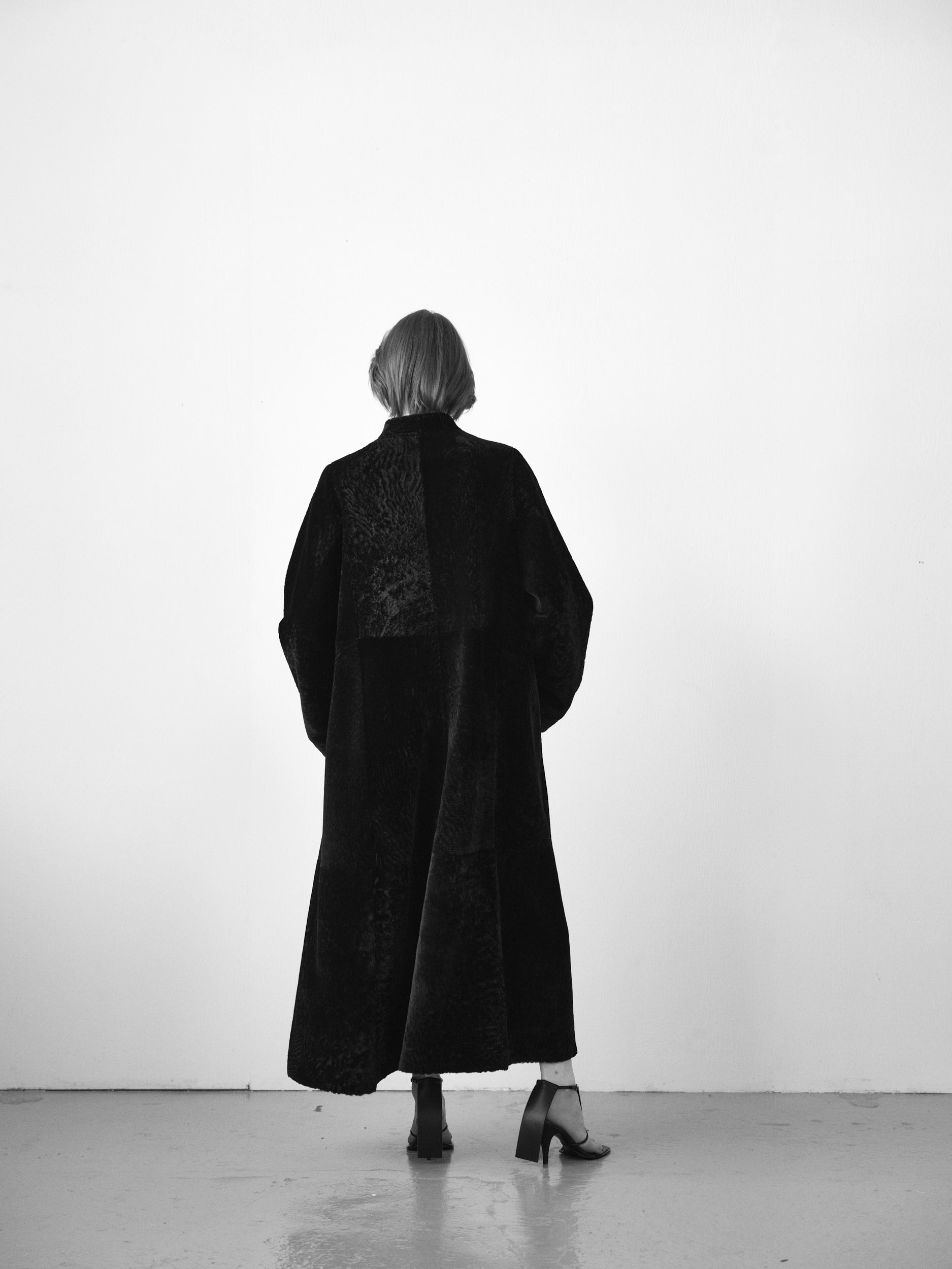 A-LINE SHEARLING COAT IN BLACK – MENTLOVA